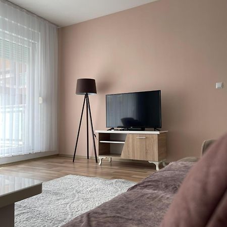 Entire Apartment - Near The Center Prishtine Bagian luar foto